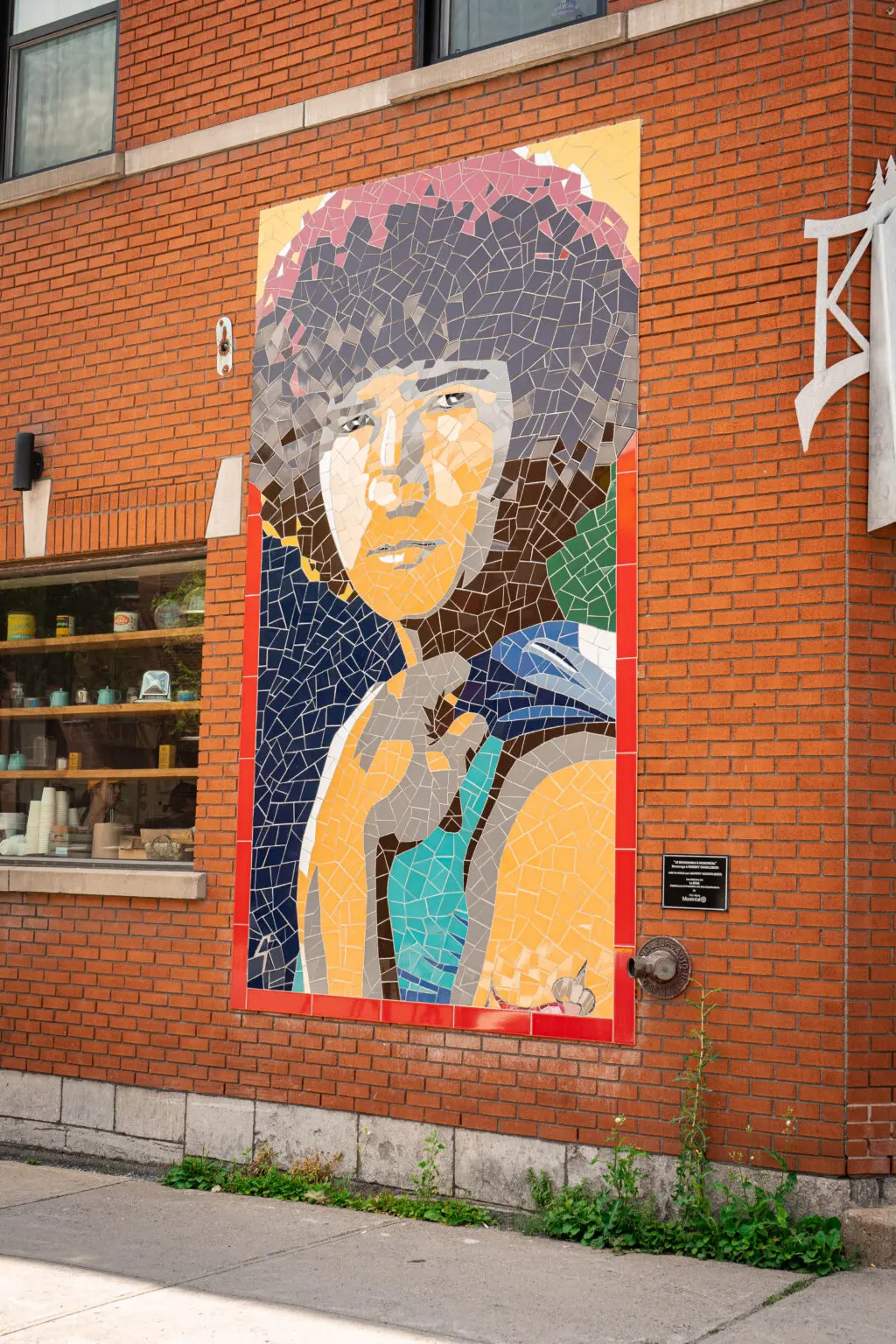 Murale en mosaïque "Je reviendrai à Montréal" de Laurent Gascon 2022