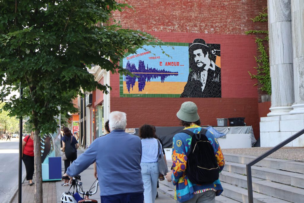 mosaique-raymond-levesque-muraliste-laurent-gascon-rue-ontario-visite-guidee-exposition-regarde-photo-thea-legrand-quartier-culturel-des-faubourgs-2024