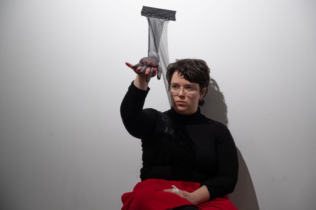 rose-de-la-riva-le-bris-photo-am-trepanier-burnout-brooms-festival-des-faubourgs-ete-2024-montreal-centre-sud-culture-art-actuel-performance-art-contemporain-arts-visuels