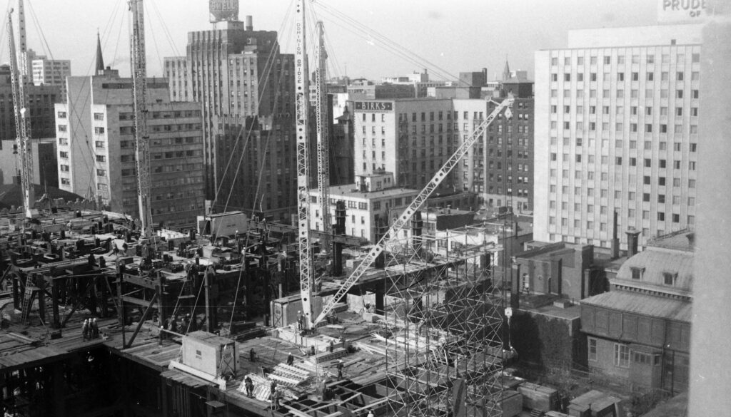 Travaux de construction de la Place Ville-Marie à Montréal, 1960