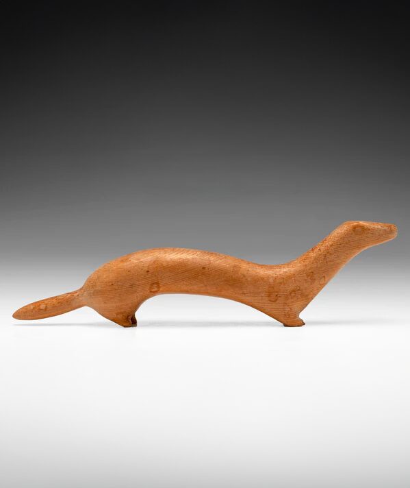 loutre, sculpture "Slippery Slope" en bois sculpté de l'artiste inuit Jack Haggerty