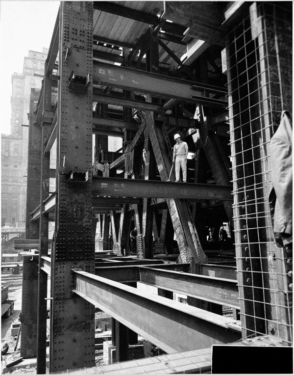 Travaux de construction de la Place Ville-Marie à Montréal, 1960