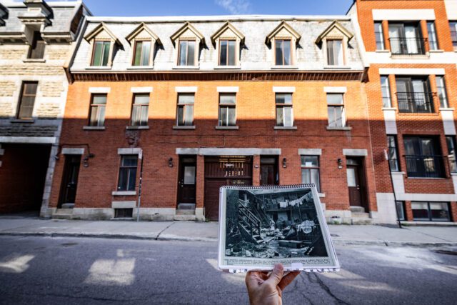 Logements typiques des quartiers ouvriers de la fin du 19e siècle. Un participant à la balade tient une photo d'archive de la cour intérieure. Centre-Sud, Montréal, Québec